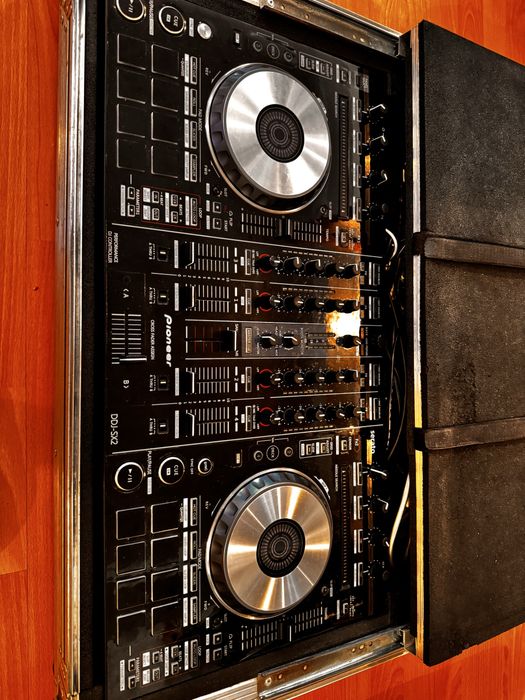 Vand consola Pioneer DDJ-SX2-Serato + Case transport pachet complet