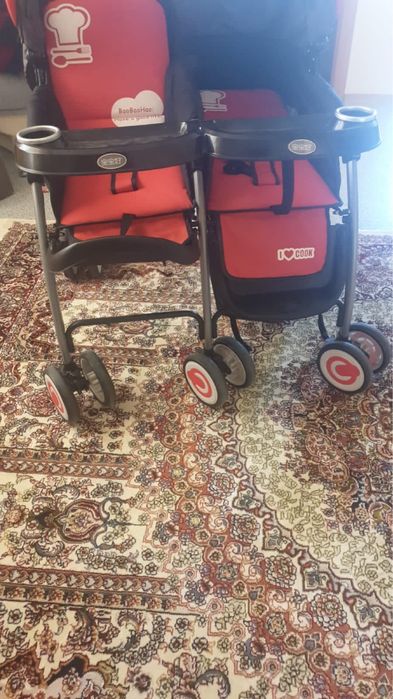 Двухместная коляска