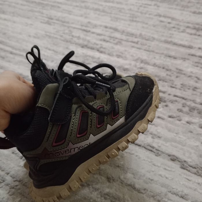 Продам детские угги и кроссовки