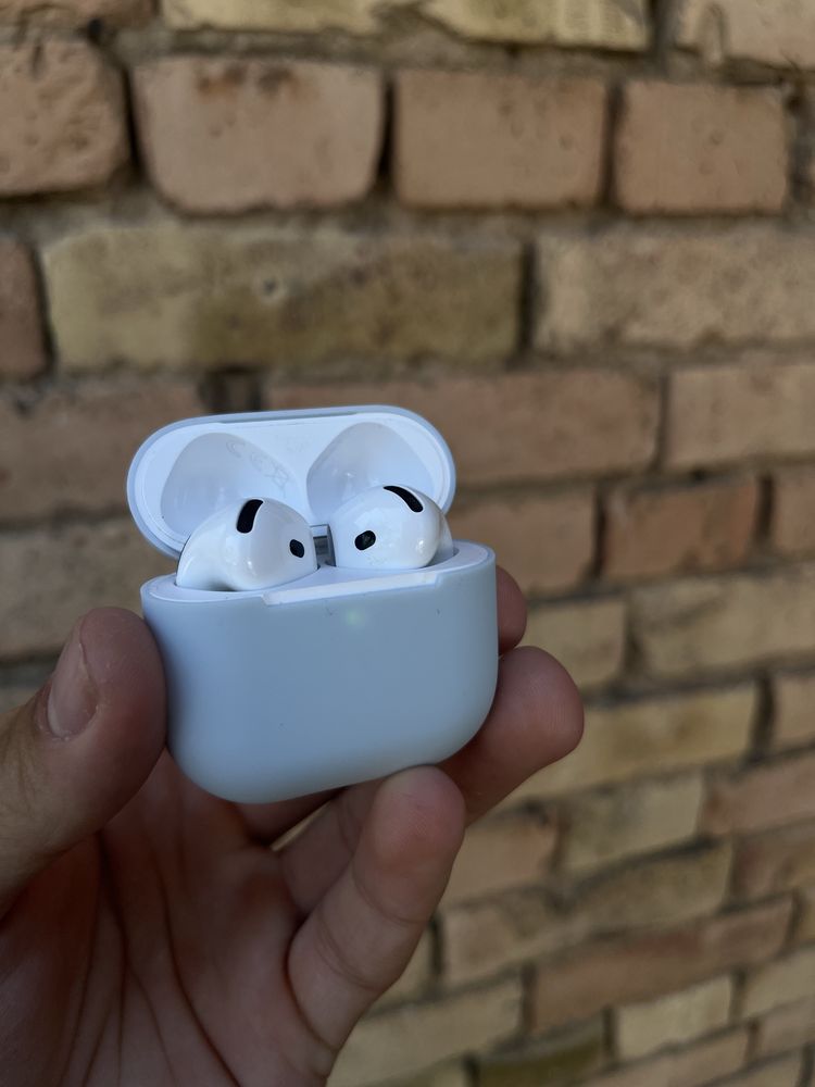 Слушалки Apple Airpods 4 ANC + три калъфа подарък