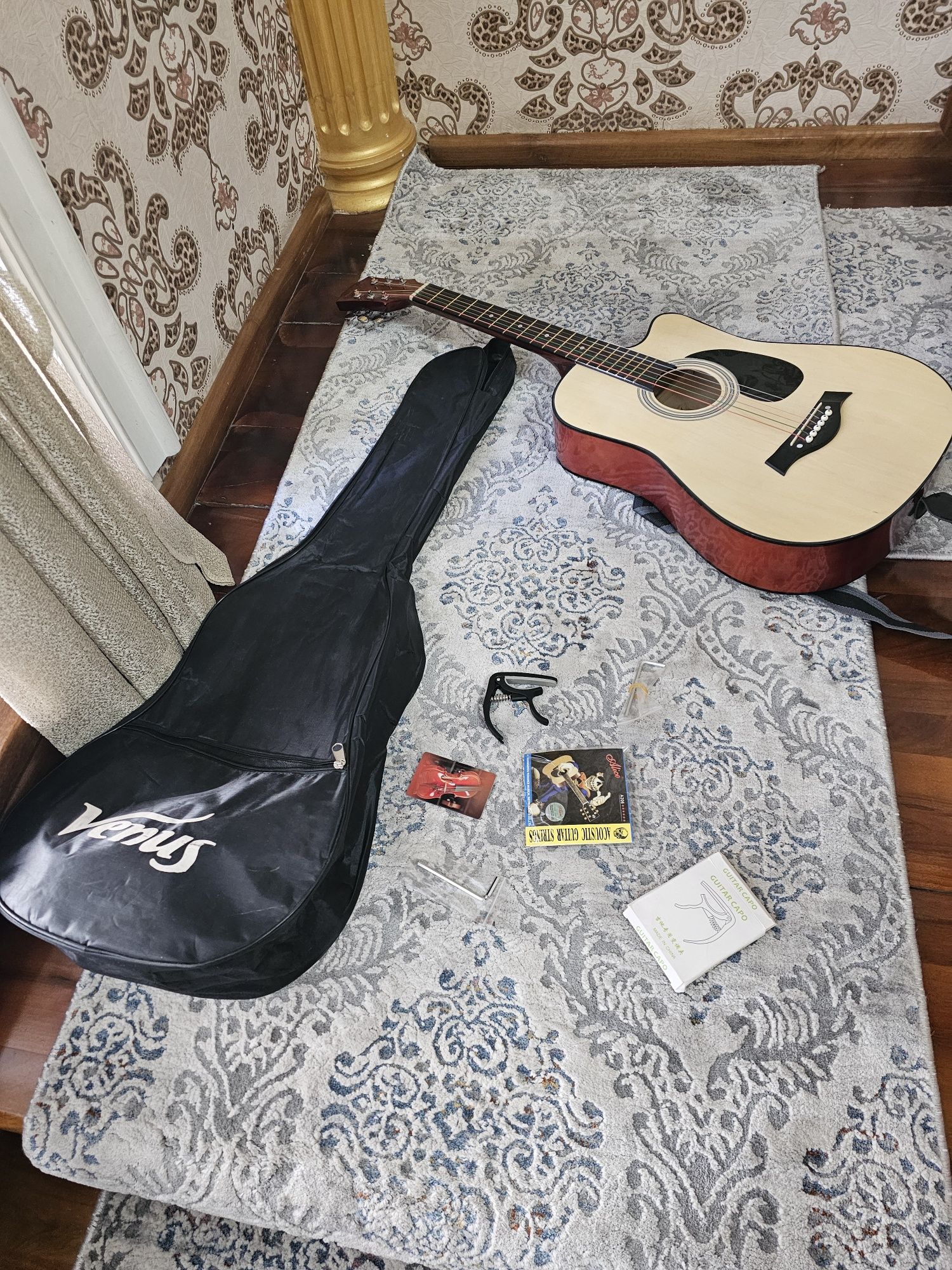 Gitara sotiladi.