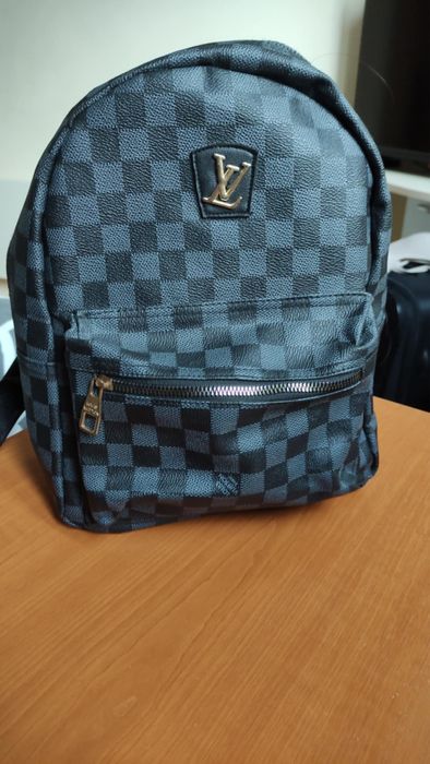 Дамски чанти “Guess” и “Lui Vuitton”