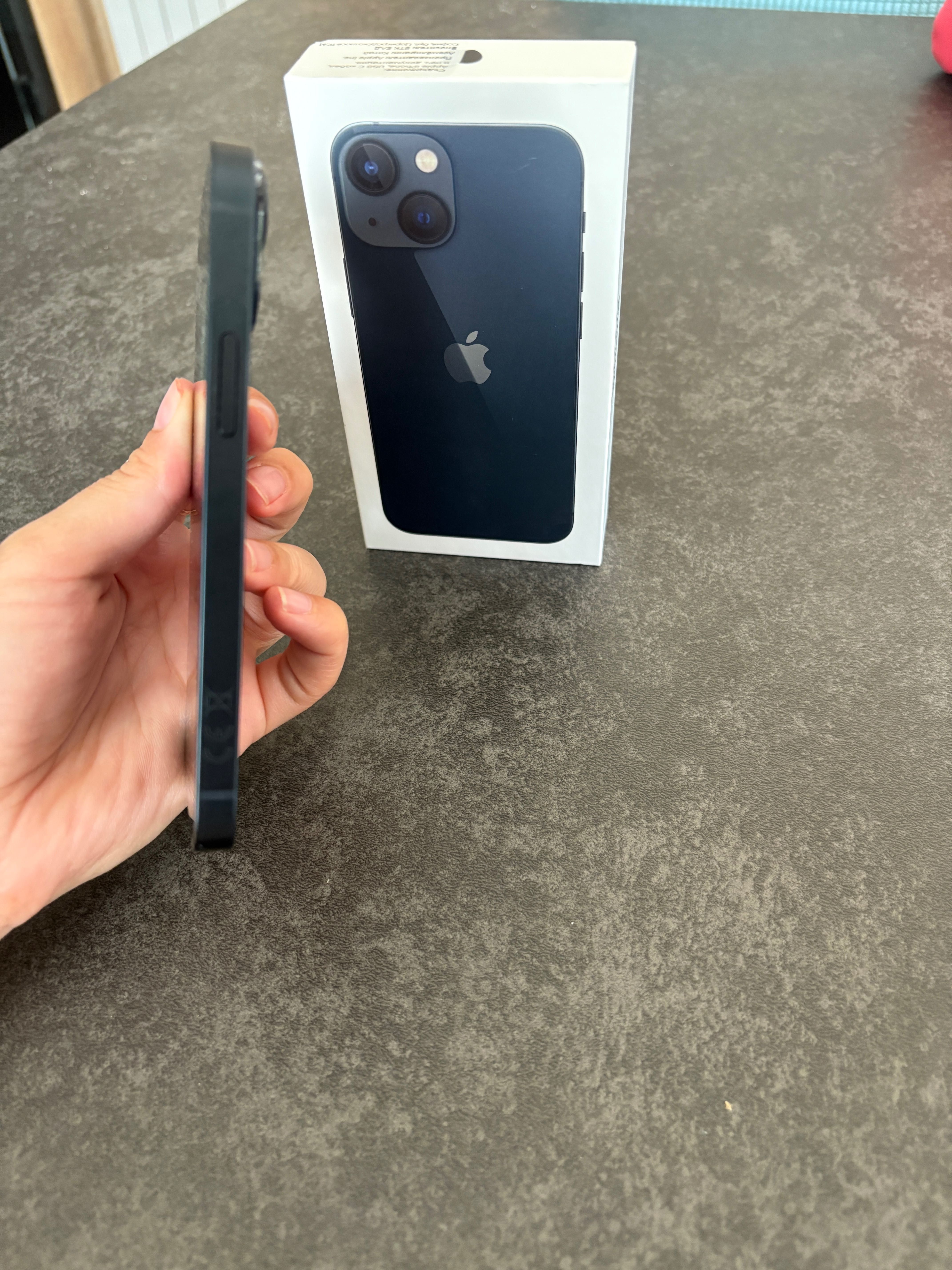 iPhone 13 mini като нов с подаръци!