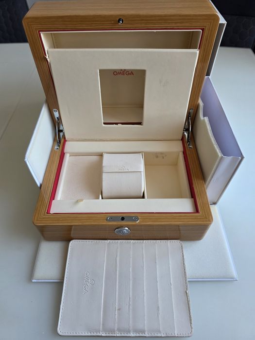 Vând cutie originală ceas Omega.