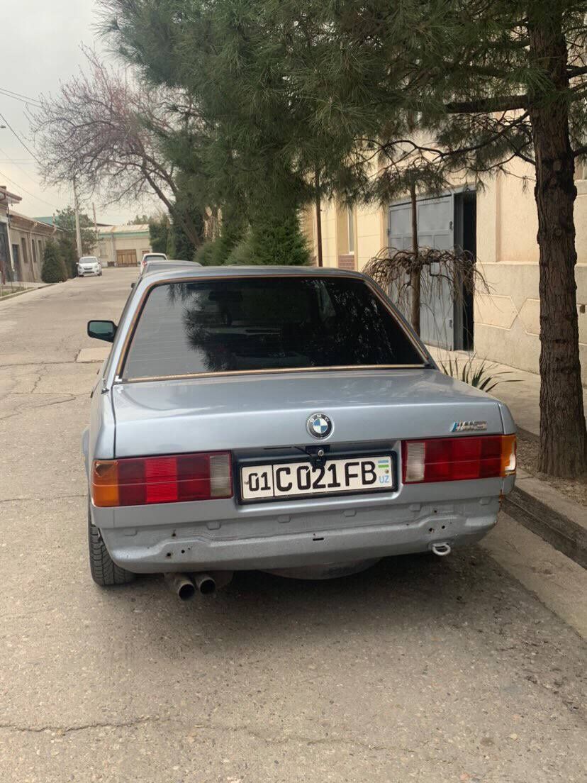 BMW E30 sedan 1987 yil