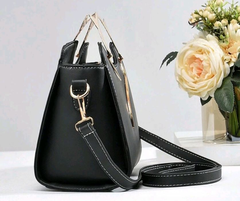 Дамска чанта с две дръжки