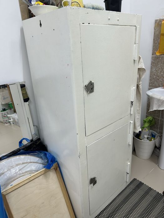 Сейф заводского производства : металлический