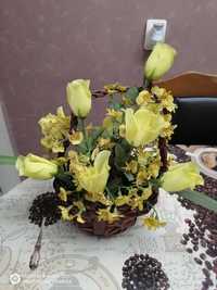 Декоративна кошница с цветя.