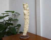 Statueta japoneza din Fildes sculptat, ‘Gheisa cu bujori’ - SUPERBA