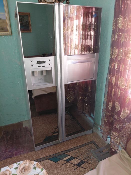 Холодилник самсунг отлично работаеть зеркалный лицо