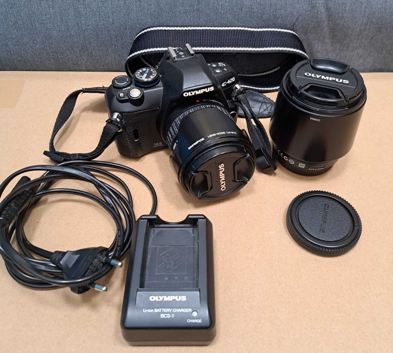 kit DSLR Olympus E-420 cu două obiective, și încărcător.