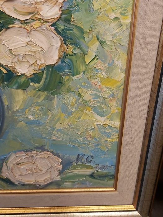 Tablouri pictate cu semnătura.