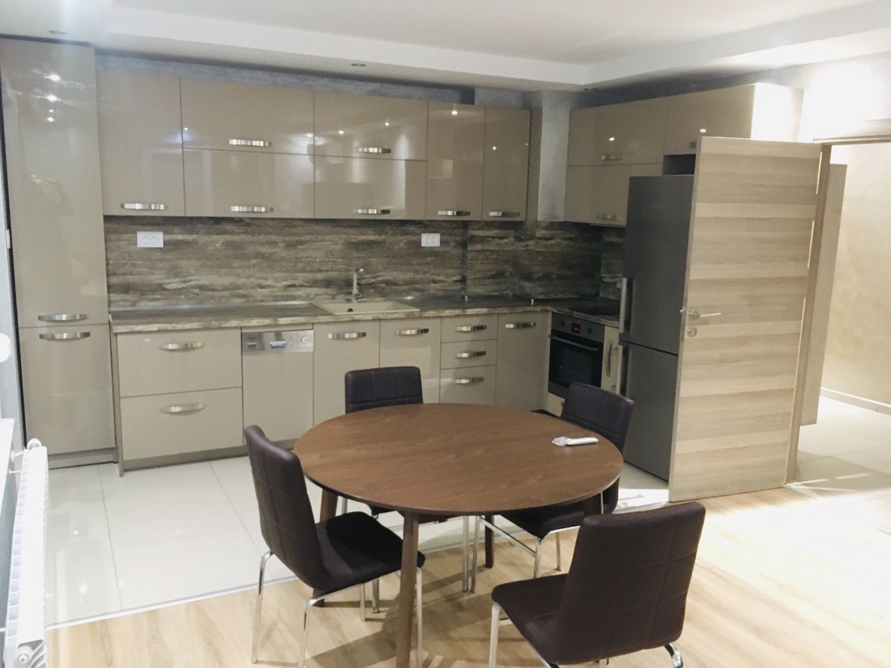 Дава се под наем Тристаен апартамент в Пловдив, Каменица 1 - 115 кв.м за 612 € - Снимка #20