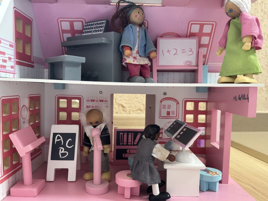 Casuta din lemn cu multe accesorii