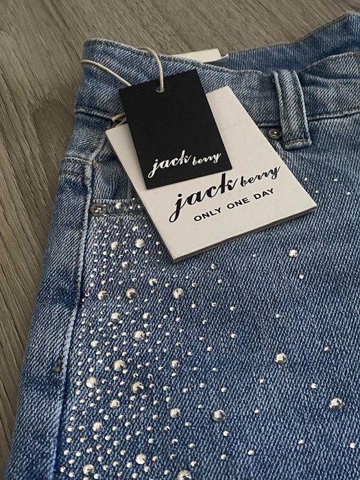 Дънки с декорация с камъни