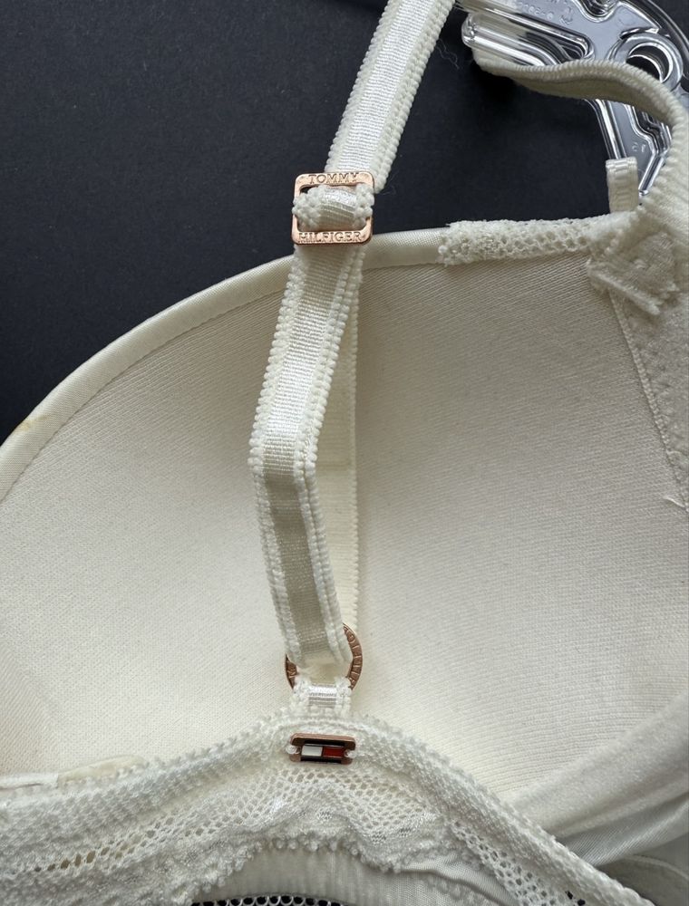Сутиени черно и бяло /75В/ Tommy Hilfiger