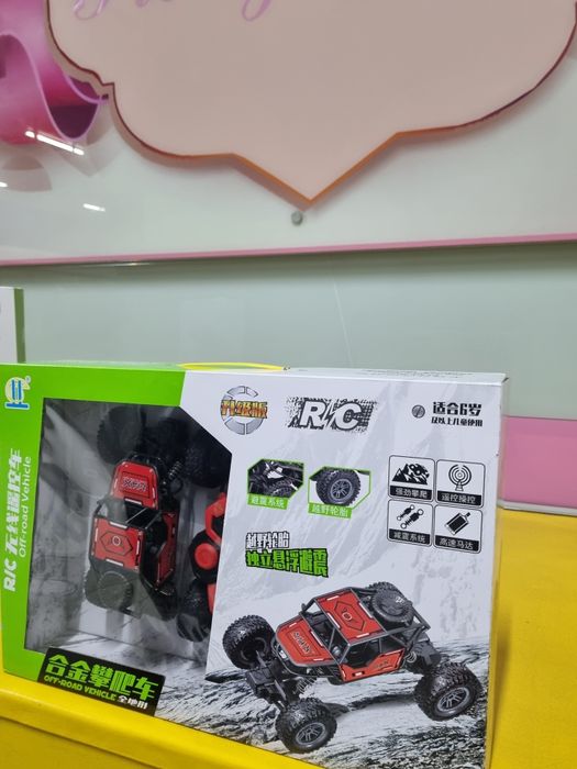 Продаю игрушки детям машинку на пульте управления и  стол лего!