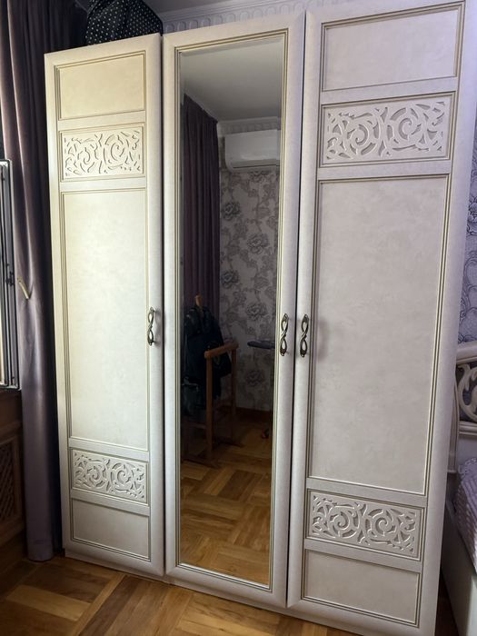 Мебель б/у в отличном состоянии! Спальня 500$, парта 100$, диван 100$