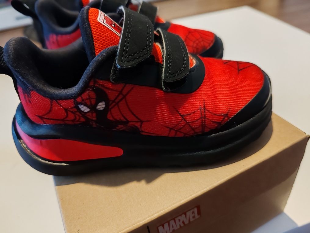 Adidas Marvel. Mărimea 23