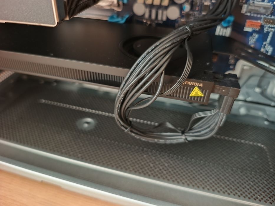 Vând placa Video RTX 4000 ADA Generation 20gb noua