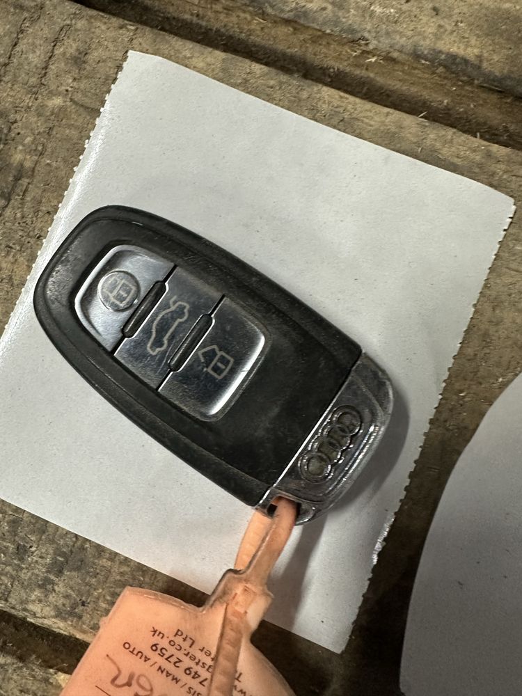 Ключ за Ауди С5 Audi A5 S5 оригинална кутиика с keyless 8t0959764Ab