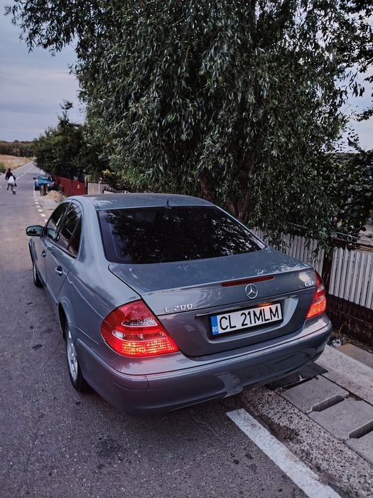 Vând Mercedes e200