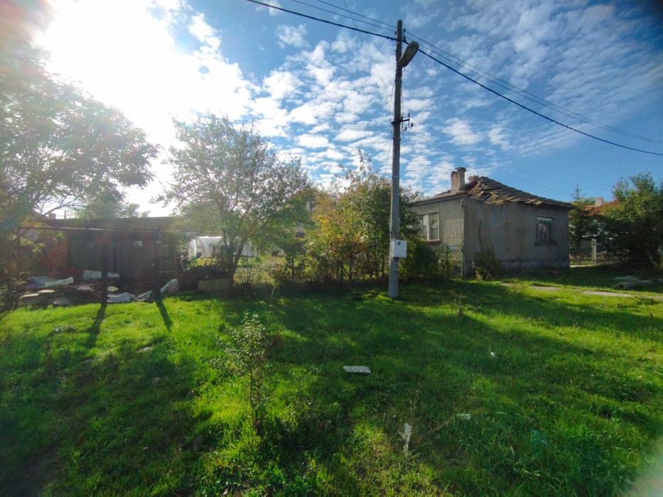 Къща с двор и гараж