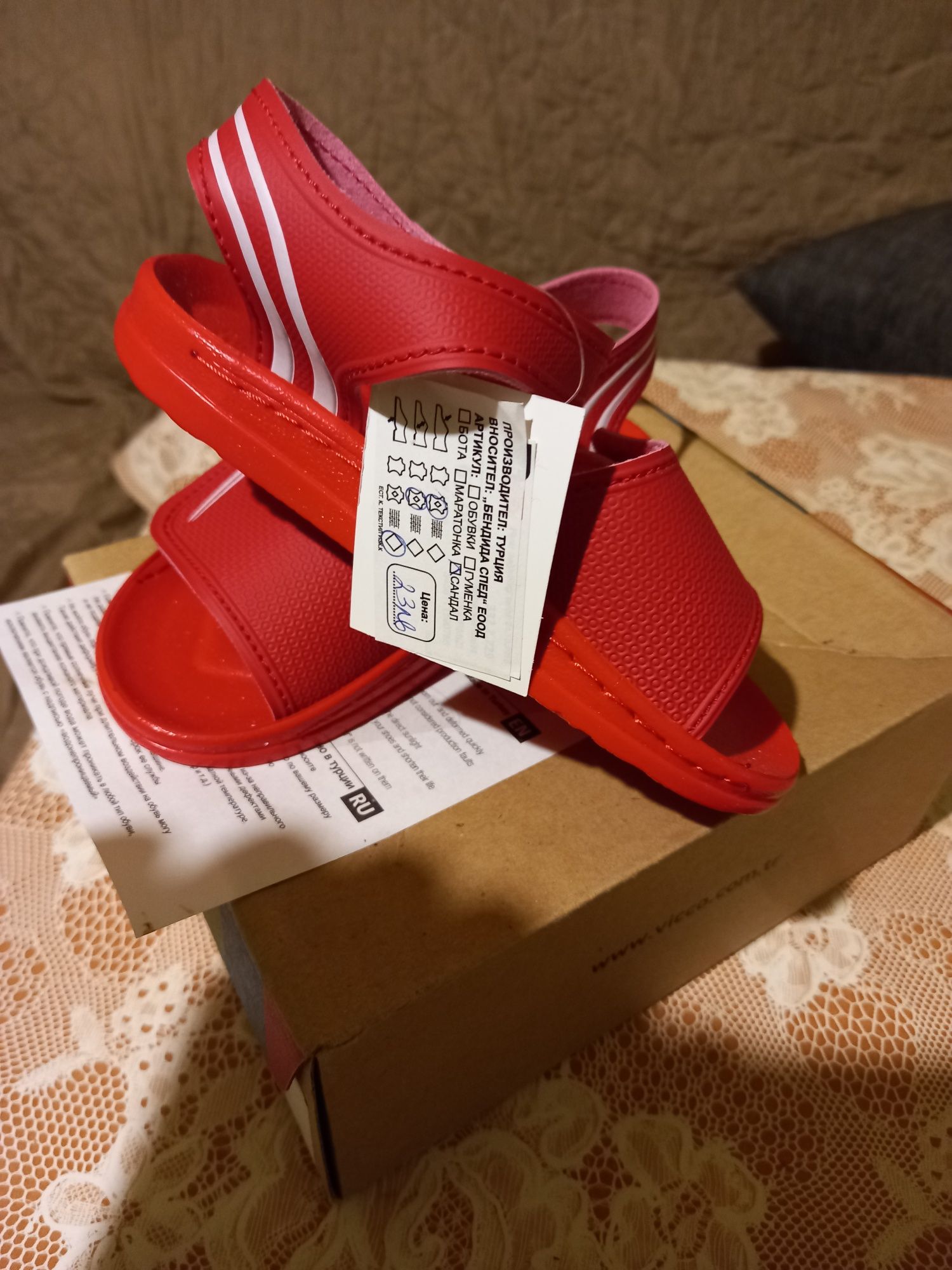 Чисто нови детски сандали номер 25. Червен цвят.