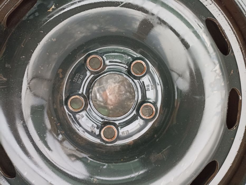 Vând set complet de 4 jante tablă org. VW, 4 anvelope iarnă, 4 capace