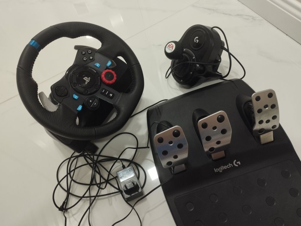 Logitech G29 DrivingForce + Shifter
