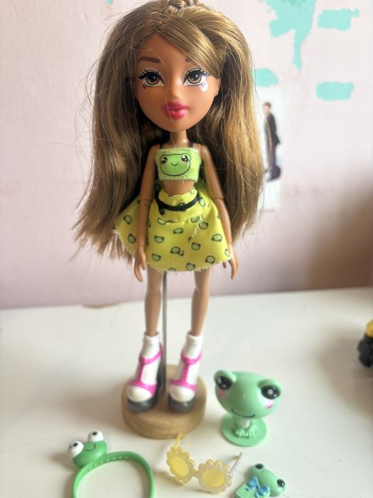 papusi monster high , bratz