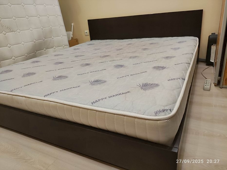 Спалня с матрак и нощни шкафчета