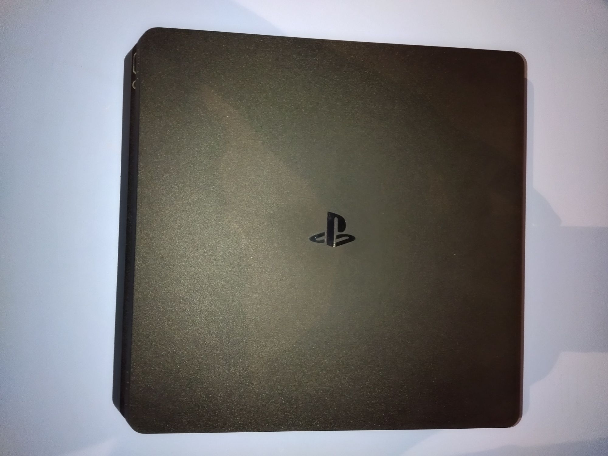 Продавам PS4 slim с игри