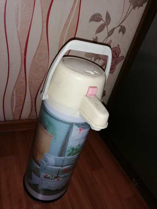 Продам термос 2л.