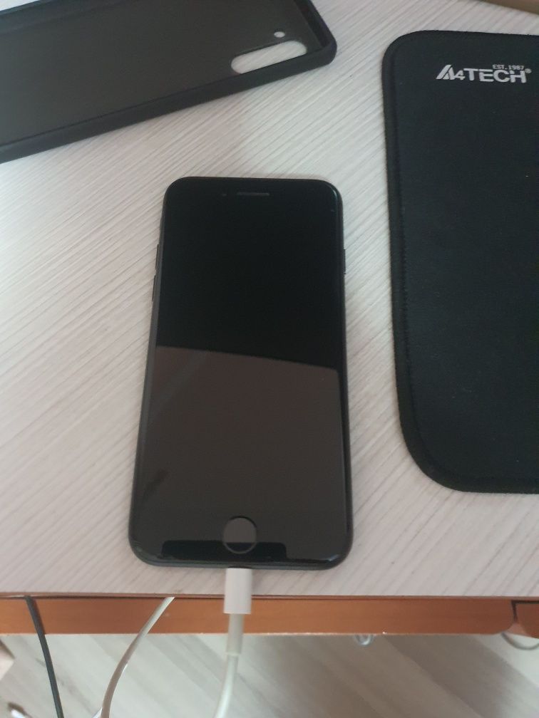 IPhone 7 negru cu o mica spărtură în partea stânga