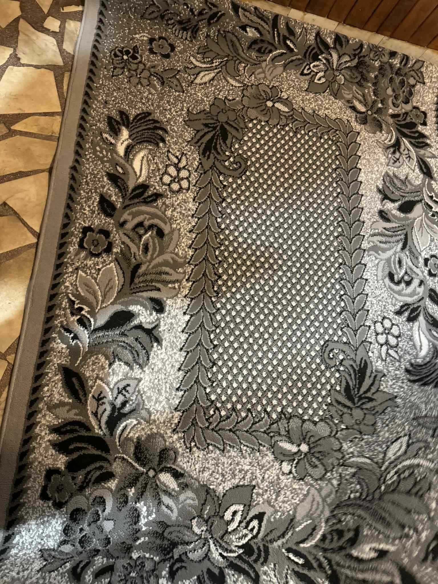 Продавам килим в много добро състояние
