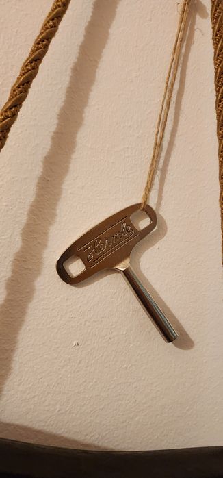 Ceas vintage de perete Hermle, mecanism mecanic cu cheie de intoarcere