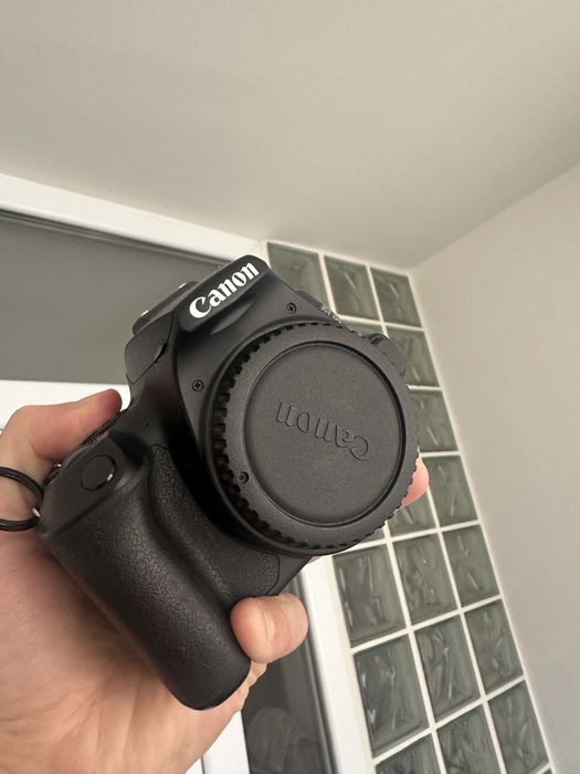 Vând aparat foto Canon EOS 250D