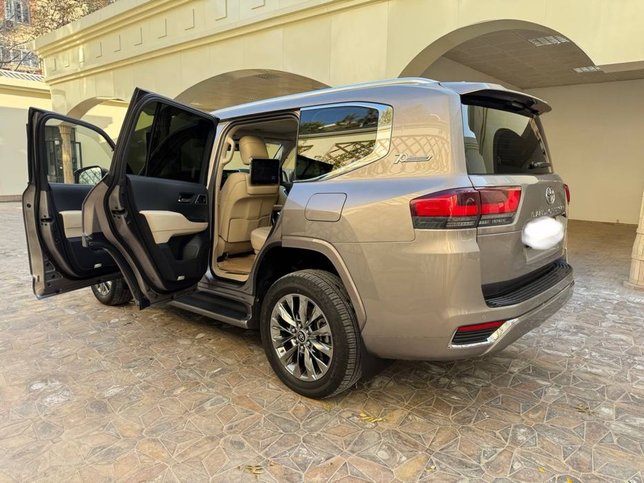 Toyota land cruiser 300