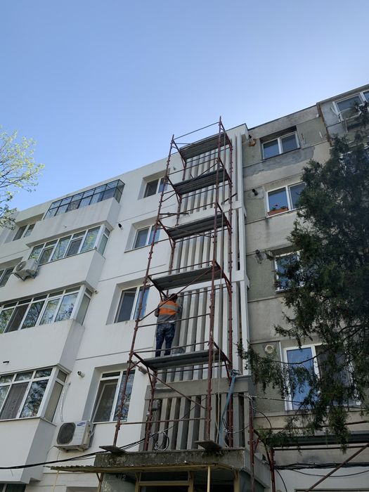 Termoizolatii cu alpinisti utilitari si schela