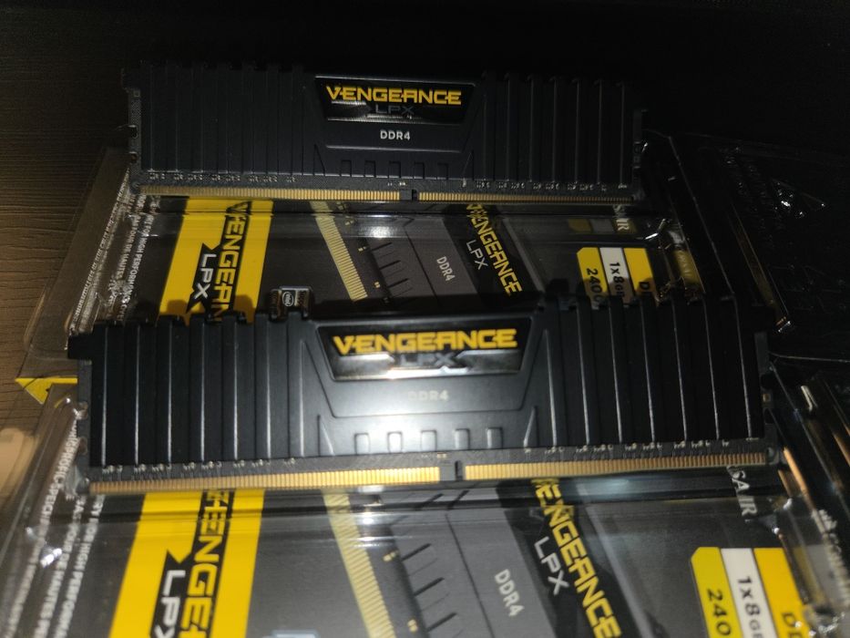 Doua module Corsair Vengeance  8 GB RAM DDR4