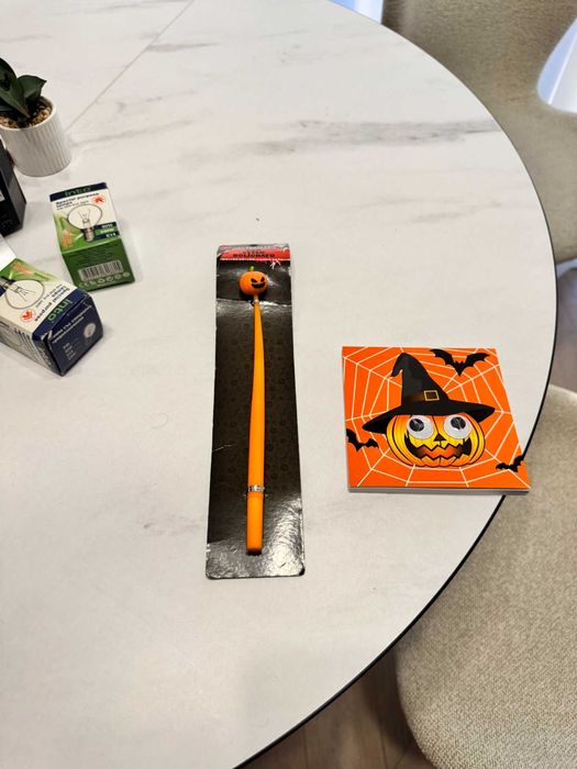 Carnetel si lumanare hollowen