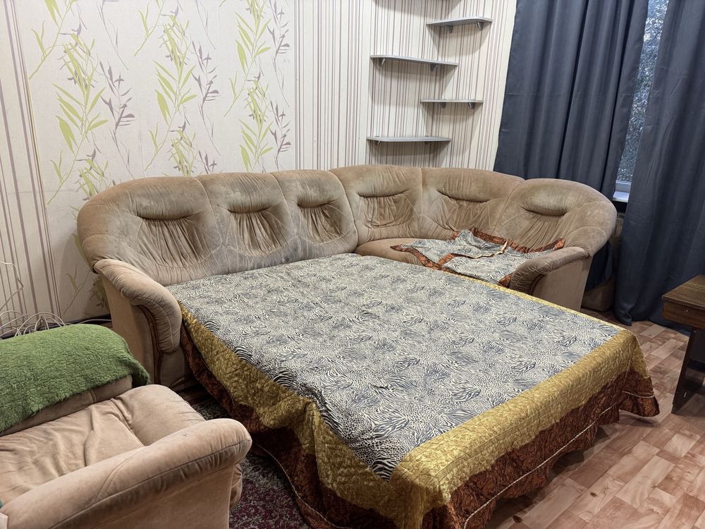Продам диван-угловой с креслом