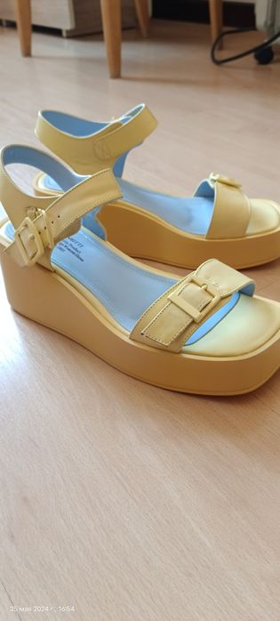 Продам босоножки женские