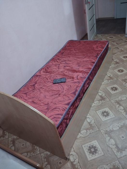 Кровать с матрасом