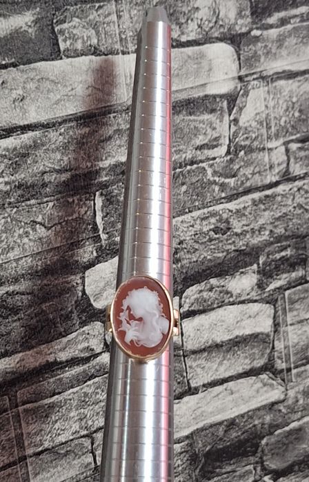 Inel vechi lucrat manual,aur 14k si camee