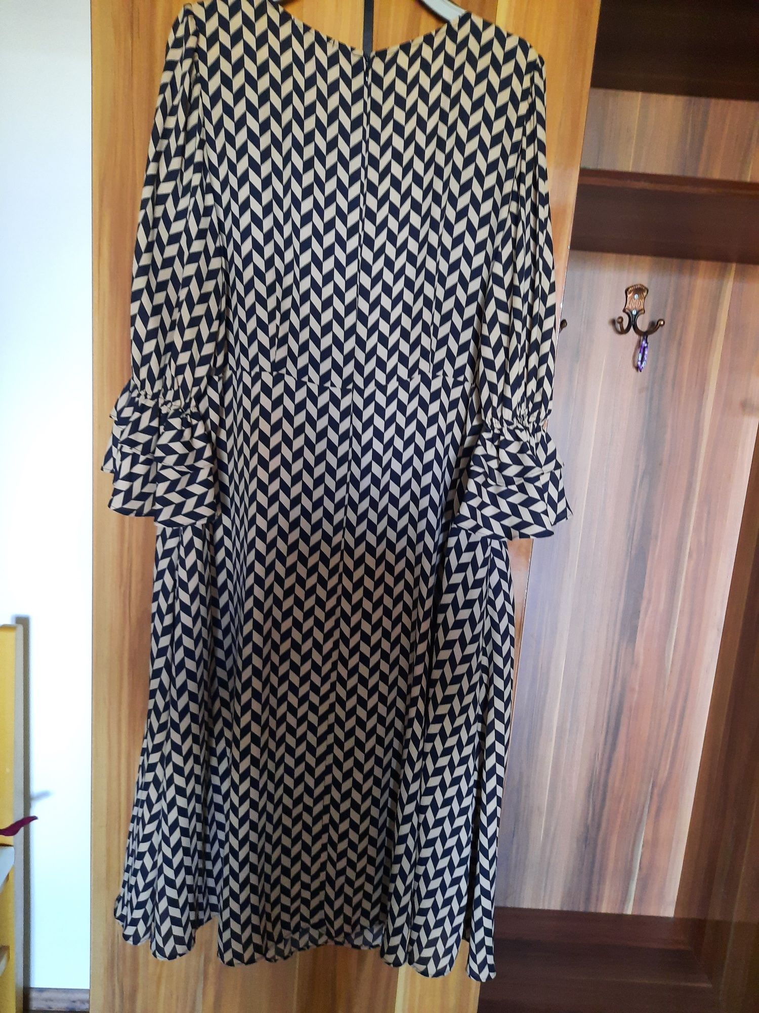 Vand rochie  , purtata o singura data .