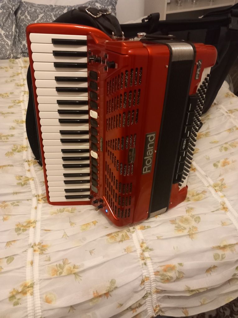 Acordeon Roland Fr7