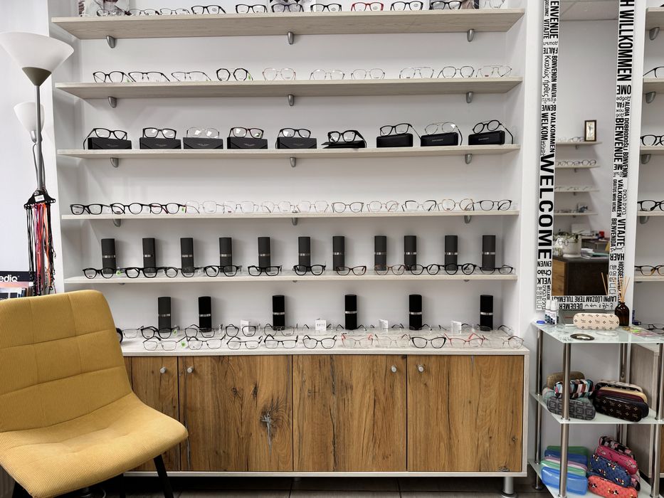 Mobilier optica medicala aproape nou ,impecabil