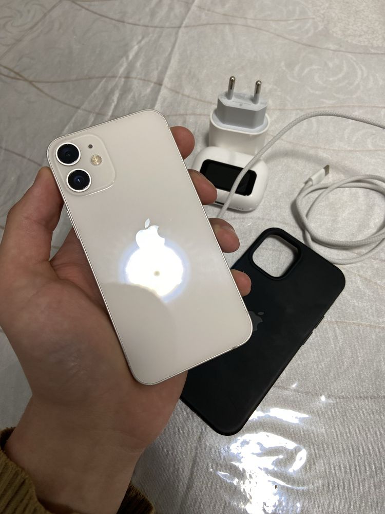 Iphone 12 white.